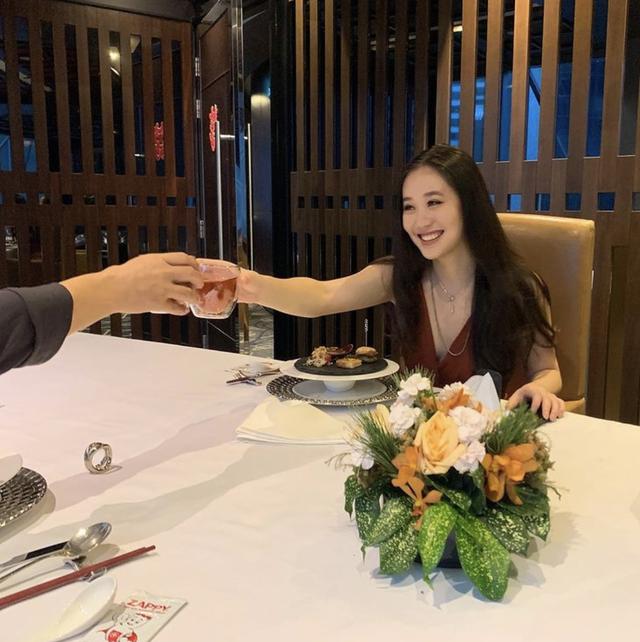 李连杰携女儿为利智庆60岁生日，一家聚餐合照，女儿晒旧照送祝福