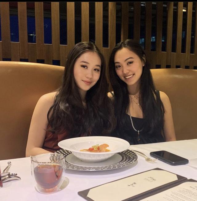 李连杰携女儿为利智庆60岁生日，一家聚餐合照，女儿晒旧照送祝福