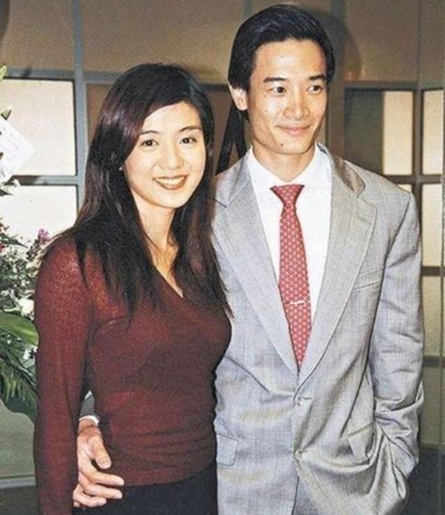 47岁杨采妮冻龄依旧，叹婚后生活“当妈好难”，双胞胎儿子颜值高