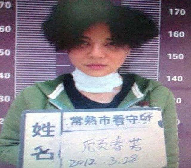 女模特4年"借钱"17亿过奢靡生活，发现时精神崩溃：用剪刀刺脖子