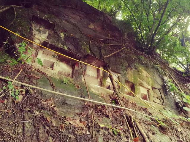 重庆沙滨路上的悬空道观后，藏着神秘岩葬群和荒废的豪宅