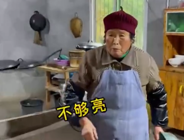 四川小伙回奶奶家过年，刚开灯就被奶奶关了：两天用了我一年电费