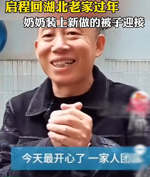 “奶奶的命”孙卓回来了，一家人整整齐齐拍合照，奶奶笑不停