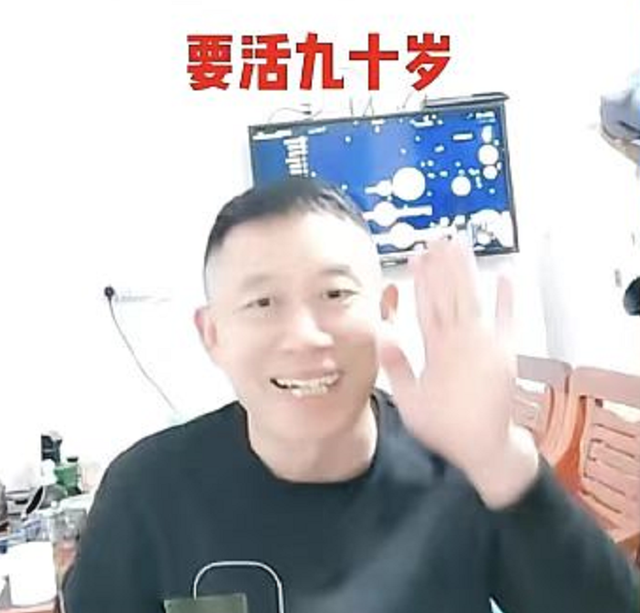 “奶奶的命”孙卓回来了，一家人整整齐齐拍合照，奶奶笑不停