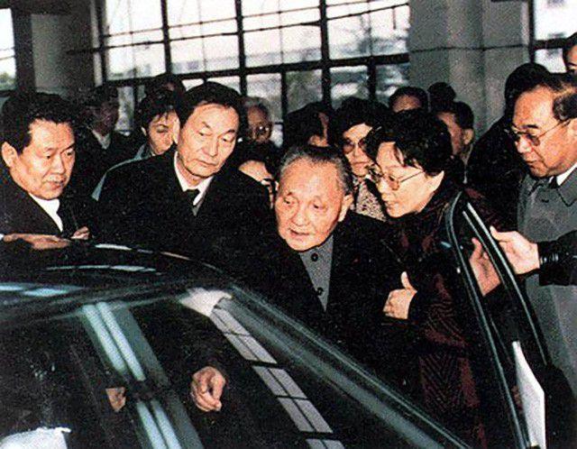 1990年，邓小平对朱镕基说：开发浦东晚了5年，你们怕什么？