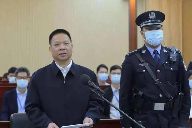 贪污转移40亿，逃到美国被强制遣返的许国俊，如今下场大快人心