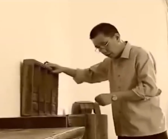 故事：退休教师清理母亲遗物发现“天地会藏宝图”，真相如何？