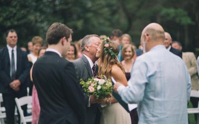 新加坡新娘出嫁感动网友，出嫁乘坐父亲开了19年的“出租车”