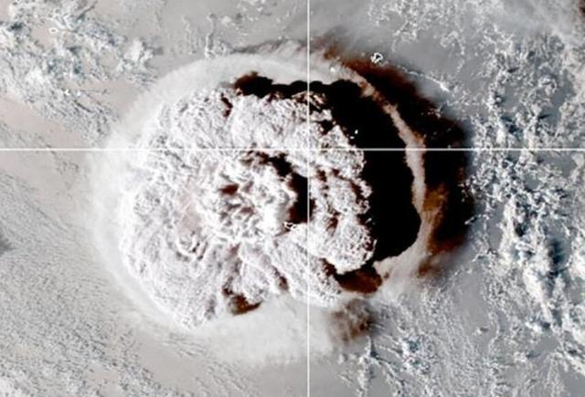 多视频、多角度看汤加海底火山爆发恐怖瞬间！汤加“失联”