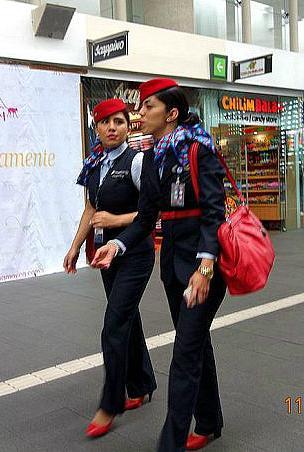 外国空姐争芳斗艳！制服真漂亮