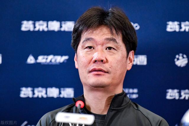 国足动态：新帅李霄鹏圈定超50人大名单，日本队长伤退或缺战国足