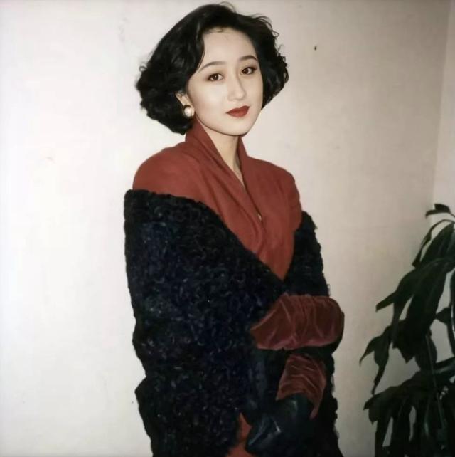 李连杰携女儿为利智庆60岁生日，一家聚餐合照，女儿晒旧照送祝福