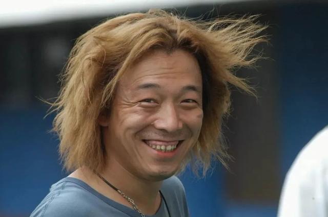 黄渤辟谣挽手的是经纪人，网友：理解不了手挽手的男女同事关系