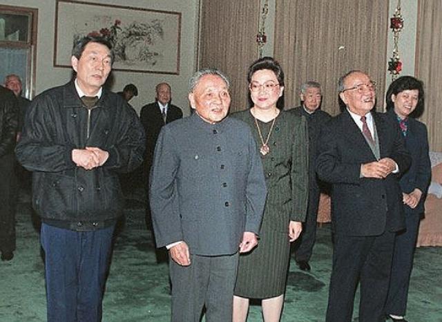 1990年，邓小平对朱镕基说：开发浦东晚了5年，你们怕什么？