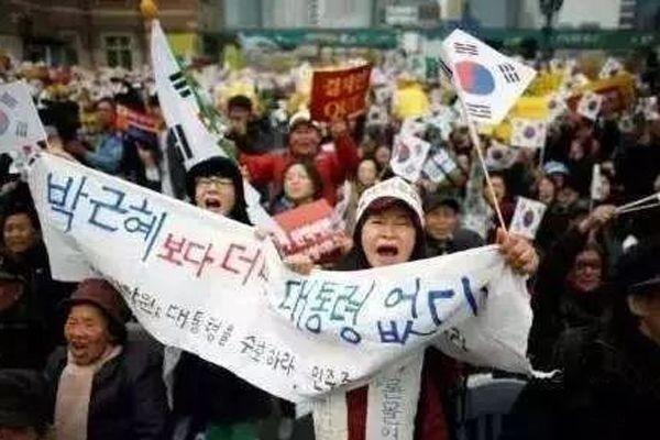 1997年金融危机：美国釜底抽薪，韩国一夜破产被迫“卖国”