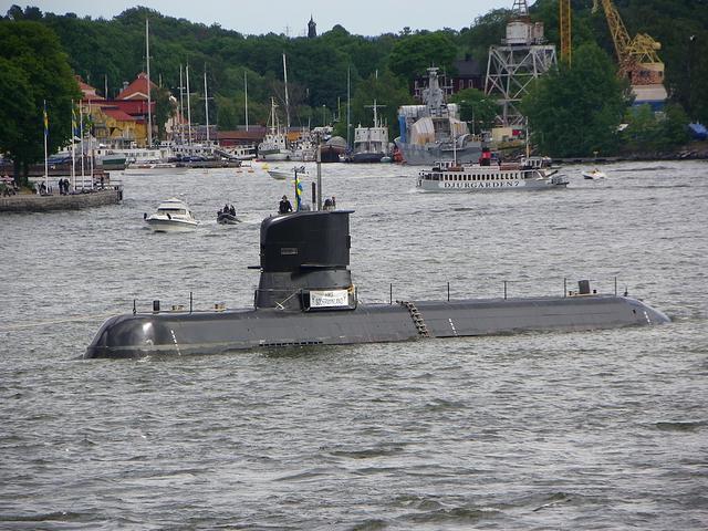 低级失误？瑞典AIP潜艇在船坞中倾覆，姐妹艇曾“击沉”美国航母