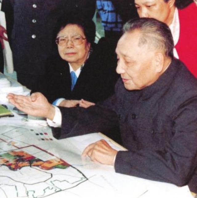 1990年，邓小平对朱镕基说：开发浦东晚了5年，你们怕什么？