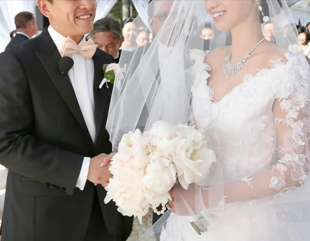 夜店女王变贤妻？港圈顶级大小姐结婚后到底经历了什么？