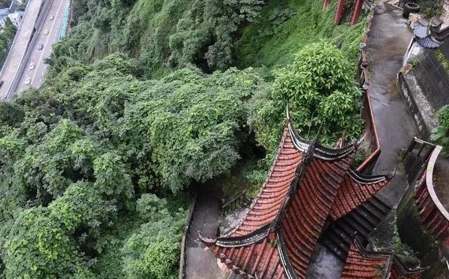 重庆沙滨路上的悬空道观后，藏着神秘岩葬群和荒废的豪宅