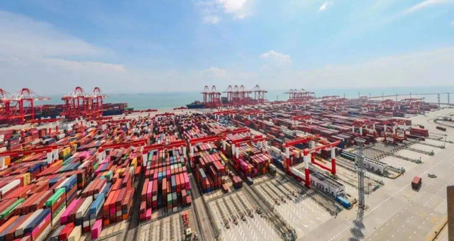 吞吐量破4700万标准箱，上海港连续12年世界第一，新加坡追不上了