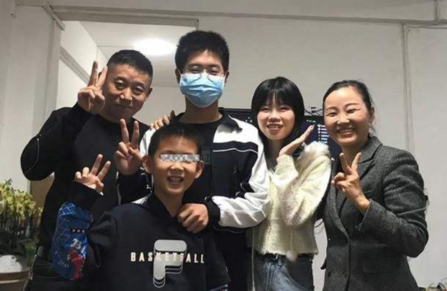 孙海洋一家人回老家过年，姐姐首谈孙卓英语成绩，直言词汇量太少