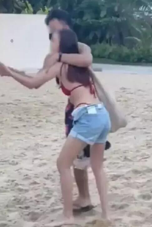新加坡臭流氓偷拍泳装妹纸，被发现起冲突居然趁机揩油