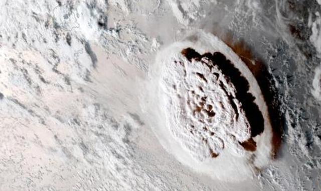 多视频、多角度看汤加海底火山爆发恐怖瞬间！汤加“失联”