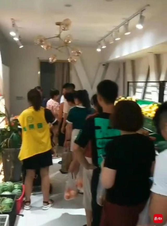一家水果店倒闭后：老板打三份工退会员费，曾报警寻“债主”