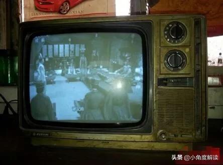 1984年，我家卖掉过年猪，买回了全村的第三台14寸黑白电视机