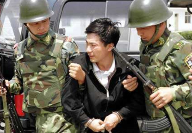 娶矮胖姑娘成缅北毒枭，货物被查遭同伙索要11亿，死刑前痛哭流涕