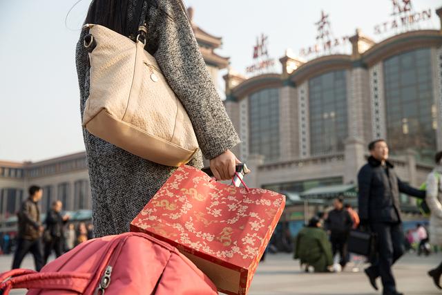 港媒：春节将至，很多人仍在观望是否回老家过年