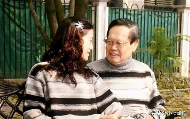 杨振宁82岁时娶28岁翁帆，杨振宁大儿子：翁帆是个善良的女孩