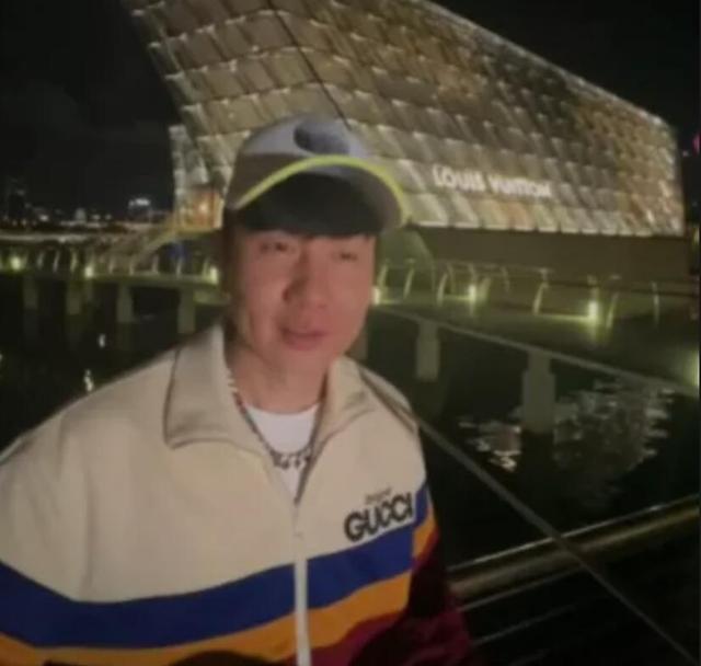 JJ太爱玩啦！除夕夜在新加坡街头开直播、粉丝有福啦