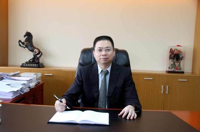 广东富豪身家1024亿，却吃8元一碗的肠粉，如今深陷泥潭和危机