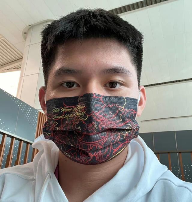 国乒出征阿曼赛！陈幸同周启豪戴着鸭舌帽，没看到王楚钦自拍照