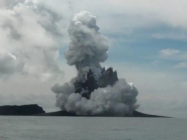 汤加海底火山喷发威力相当于上千颗原子弹，专家：或持续很长时间