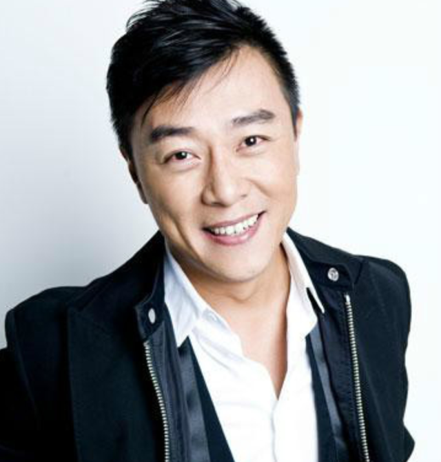54岁上海演员移民新加坡，豪宅种菜养狗太惬意，已成当地主持一哥