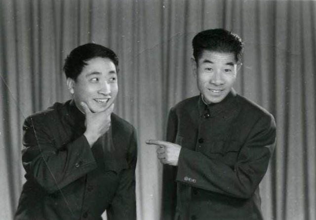 1984年，姜昆受邀去美国演出，临走前中央给出两个特殊指示
