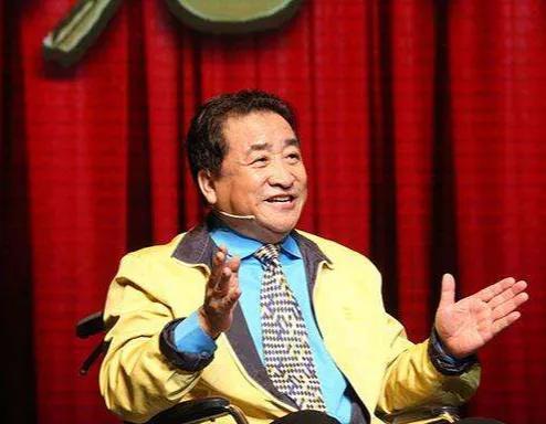 1984年，姜昆受邀去美国演出，临走前中央给出两个特殊指示