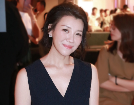 演员刘琳：34岁才当新娘，39岁高龄生子，47岁被宠成公主