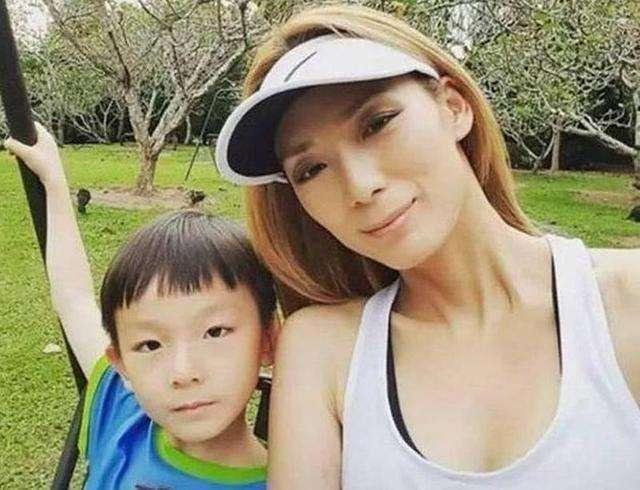 最美何仙姑：被前男友骗光8千万，还负债，现在靠按摩店维持生活
