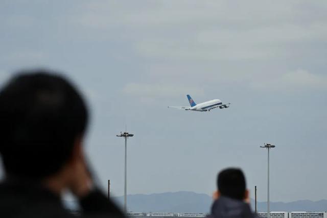 现场｜仍是少年的南航A380开始退役，首批两架今日离开广州