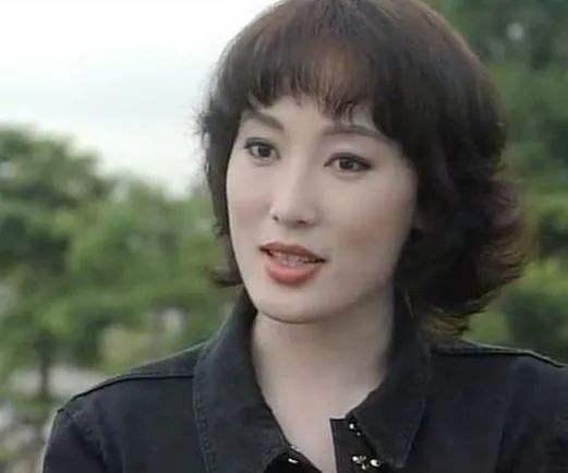 她是中国人蒙古族，却加入新加坡国籍，因长相退圈，之后嫁给富豪