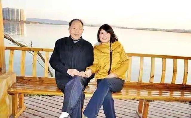 10年前，湖南38岁女教师，倒追65岁环卫工，结婚后过得怎样？