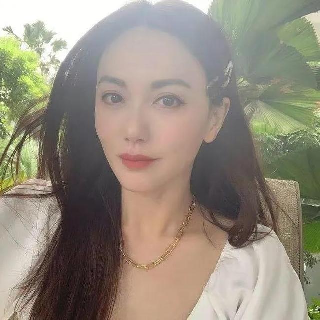 郭妃丽40岁嫁大10岁外国老公，婚后虽无子嗣，但很幸福，依旧美丽