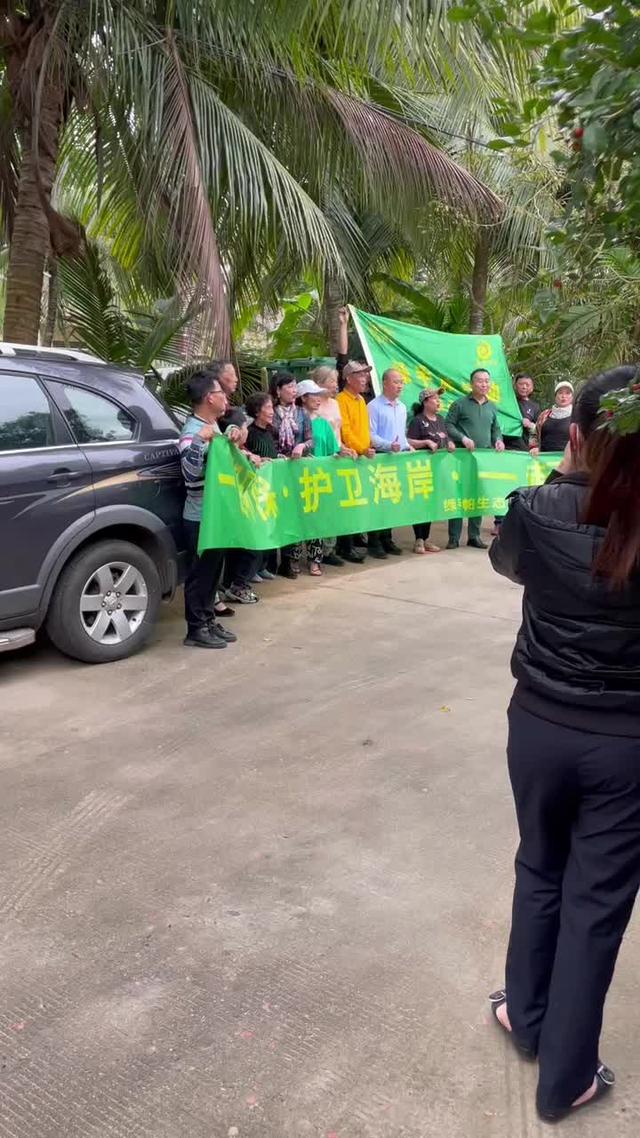 海南绿手帕行动环保公益组织志愿者新春文昌净滩活动