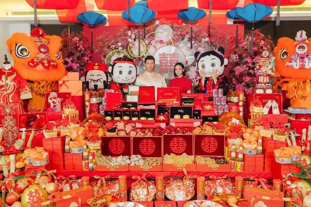何猷君百亿前女友再婚，八对龙凤镯过大礼，金饰堆积如山超奢华