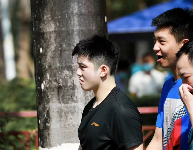 国乒海南集训热到光膀，女队员防晒意识强，大满贯赛超30人获资格