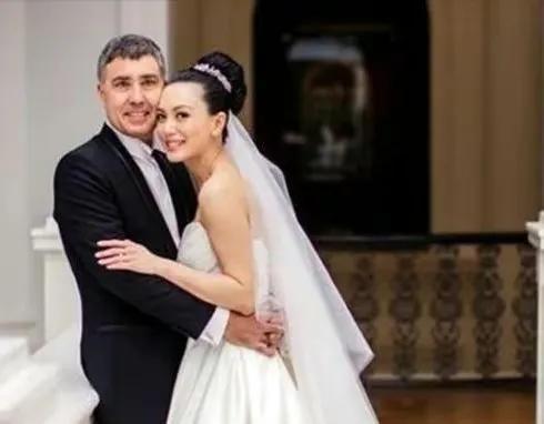 郭妃丽40岁嫁大10岁外国老公，婚后虽无子嗣，但很幸福，依旧美丽