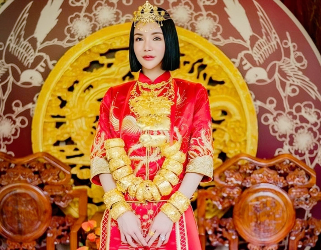 恭喜！30岁知名社交名媛高调迎来二婚，金器挂满身风光出嫁